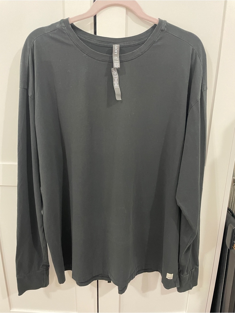Vuori Women’s Long Sleeve Feather Tee XL Washed Black Oversized VW1028
